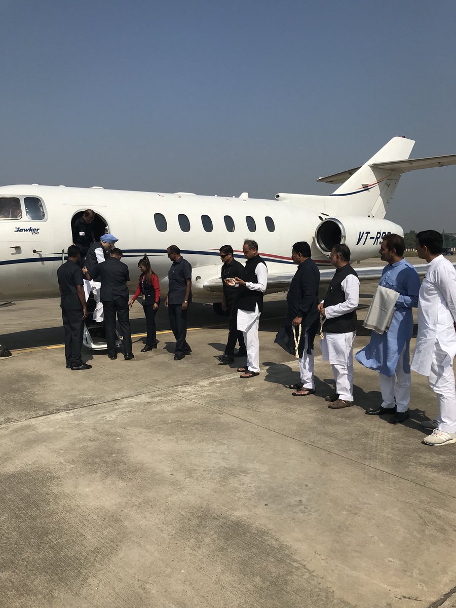 shaktisinhgohil's tweet photo. सबसे बढ़िया अर्थशास्त्री मनमोहनसिंहजी, (पुर्व प्रधान मंत्रीजी) जो ख़ुद नहीं बोलते थे पर जिनके काम बोलते थे वह आज अहमदाबाद के महमान । https://t.co/Tt5yNegfgS