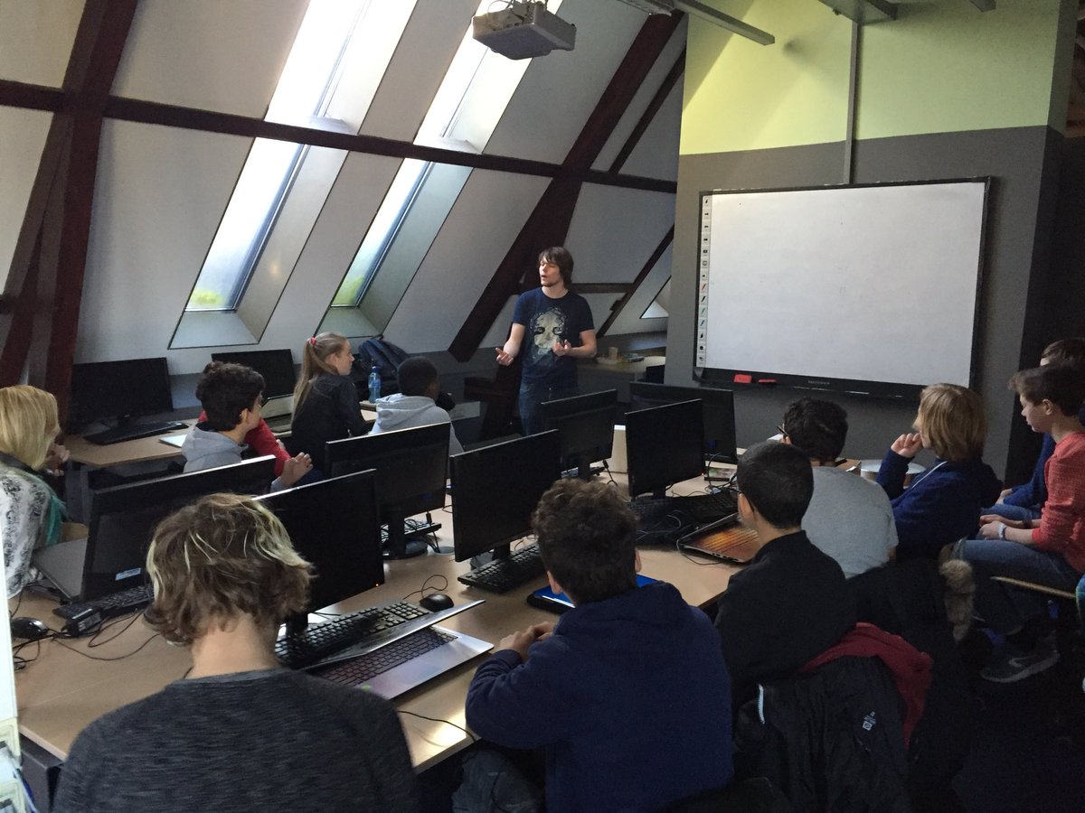 metiscoderclass's tweet image. En de 2de klas kreeg bezoek van Reggie Schildmeijer van de @HvA.Reggie is docent bij de gameopleiding en gaf een workshop #paperprototyping