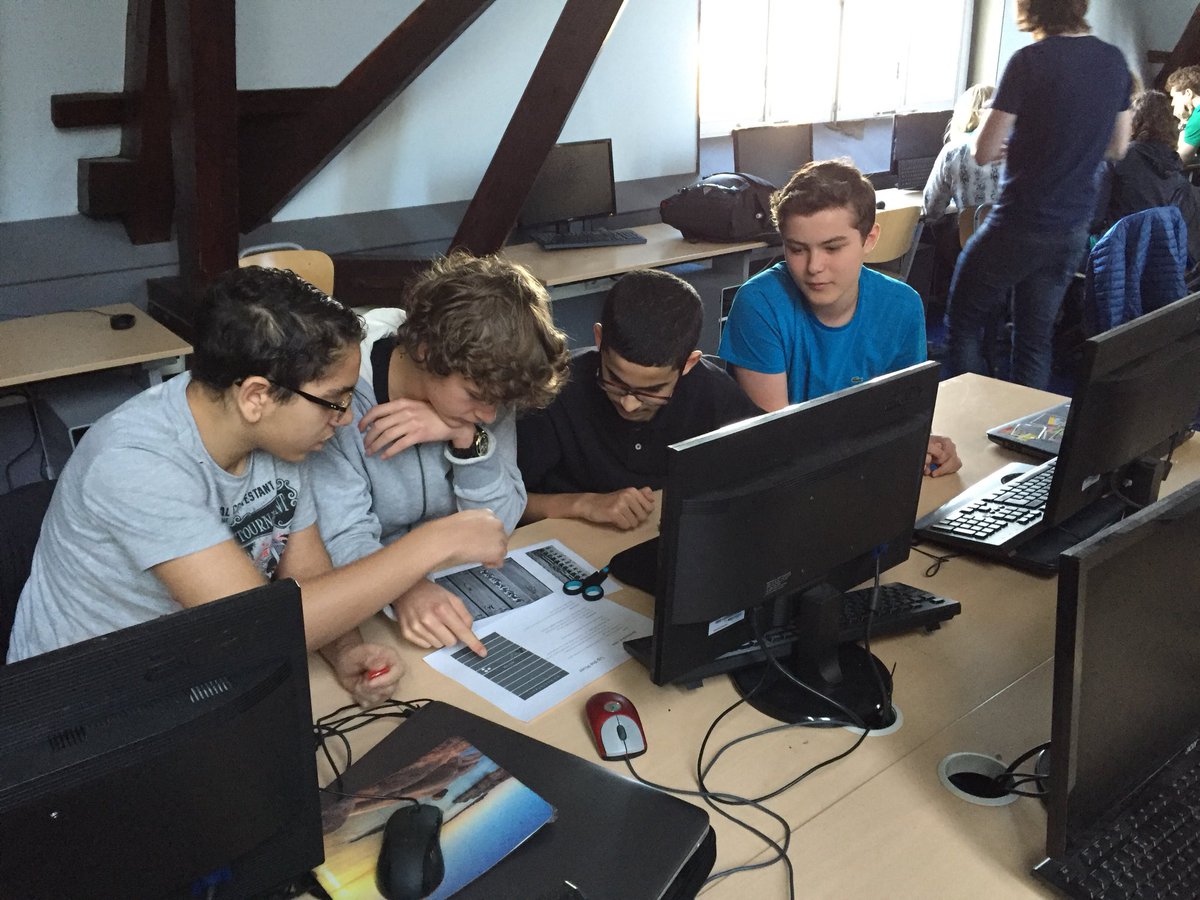 metiscoderclass's tweet image. En de 2de klas kreeg bezoek van Reggie Schildmeijer van de @HvA.Reggie is docent bij de gameopleiding en gaf een workshop #paperprototyping