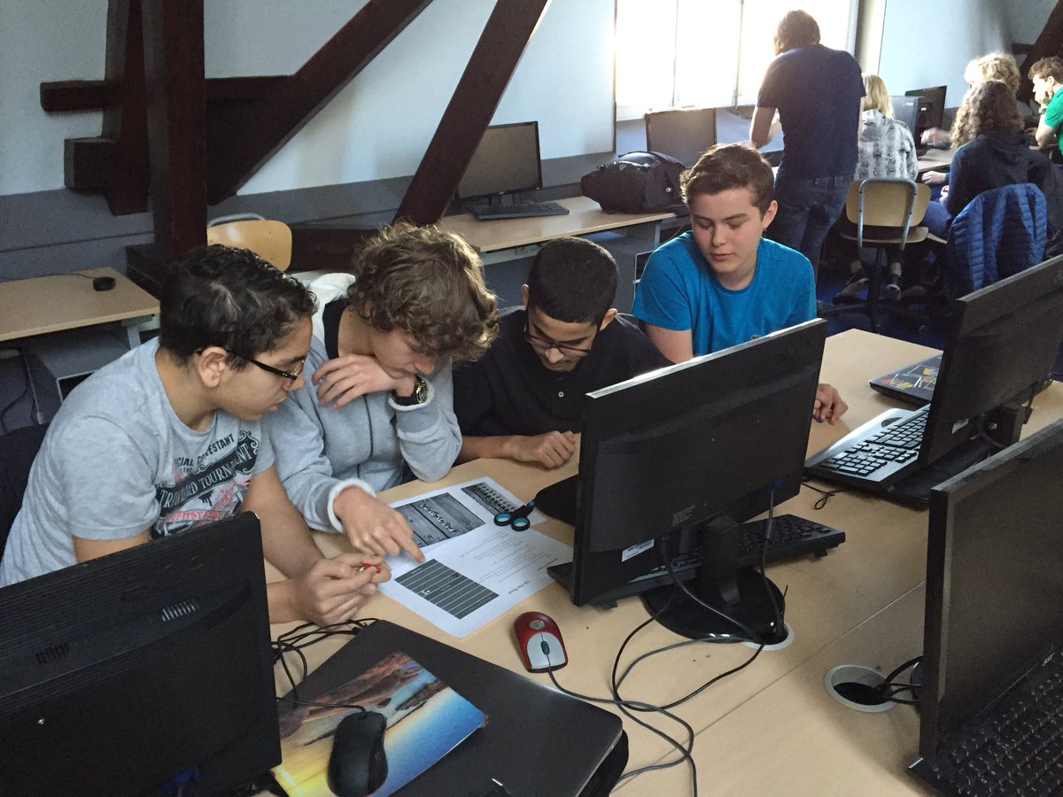 metiscoderclass's tweet image. En de 2de klas kreeg bezoek van Reggie Schildmeijer van de @HvA.Reggie is docent bij de gameopleiding en gaf een workshop #paperprototyping