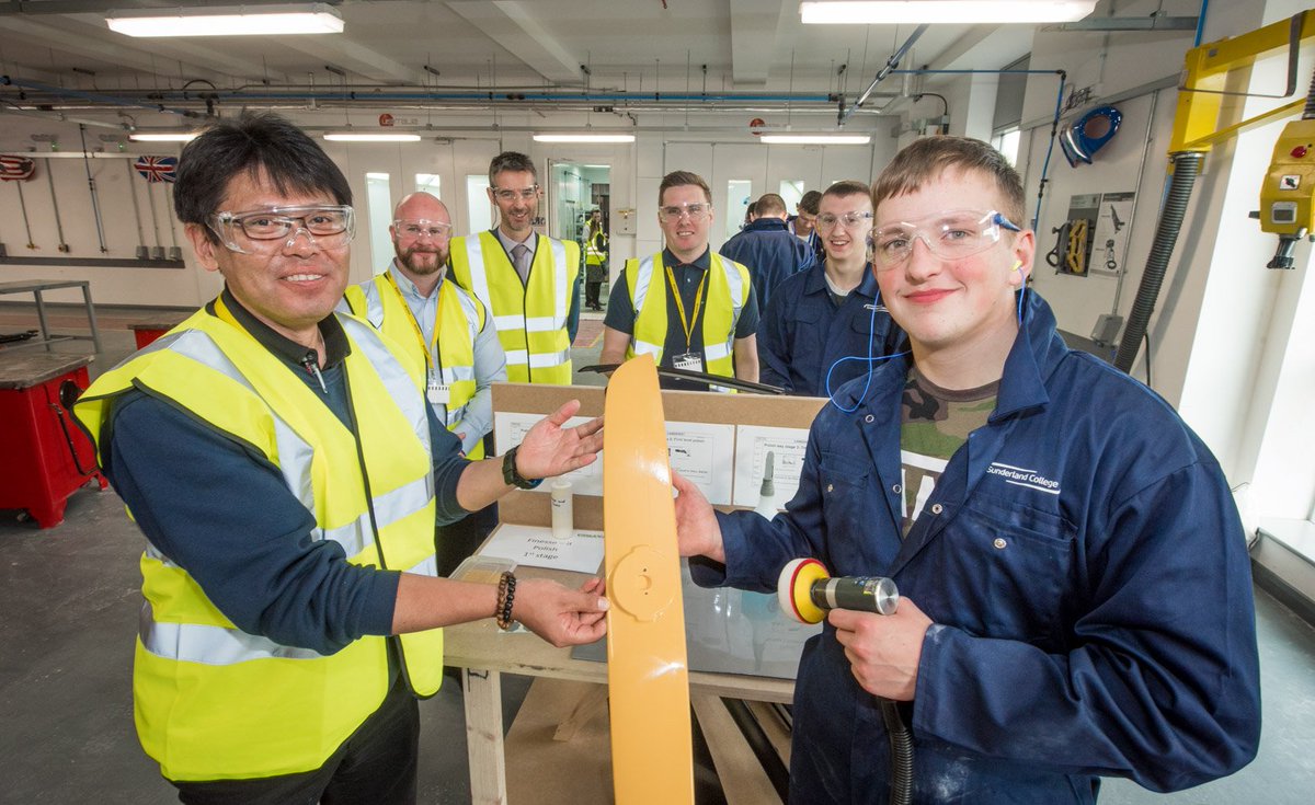1034SunFM's tweet photo. Students from @sunderlandcol take up #FaltecEuropeLtd roles to work on the new @Nissan Leaf https://t.co/XNNZQWKo0E https://t.co/N0z9aecqmX
