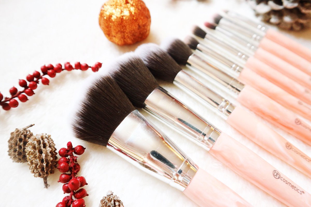 HM02071115's tweet photo. Some rose quartz brushes from BH Cosmetics β€οΈ https://t.co/qKwtM63aDK
#blogtober #Blogtober17 #bloggerstribe @BBlogRT @bloggertribe https://t.co/pDW0DjVFi3