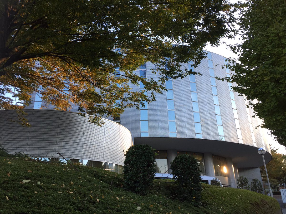 レパード アルティマ ターボ 日本テレビの生田スタジオ前にいます ここのスタジオは日本テレビ系列のドラマやバラエティ 番組の収録で使われます マジカル頭脳パワー の収録もここのスタジオでした