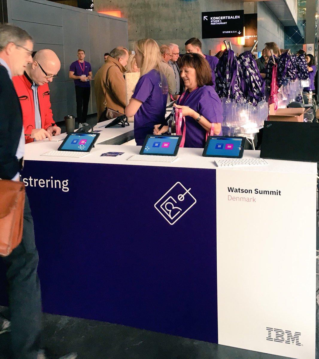 Mine kollegaer i lilla står klar ved registrering 👾🦌 #IBMWSDK