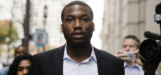 News24Arts's tweet photo. Judge ignores recommendation and sends Meek Mill to prison https://t.co/2szBEVBmqX https://t.co/U9koj7gc6x