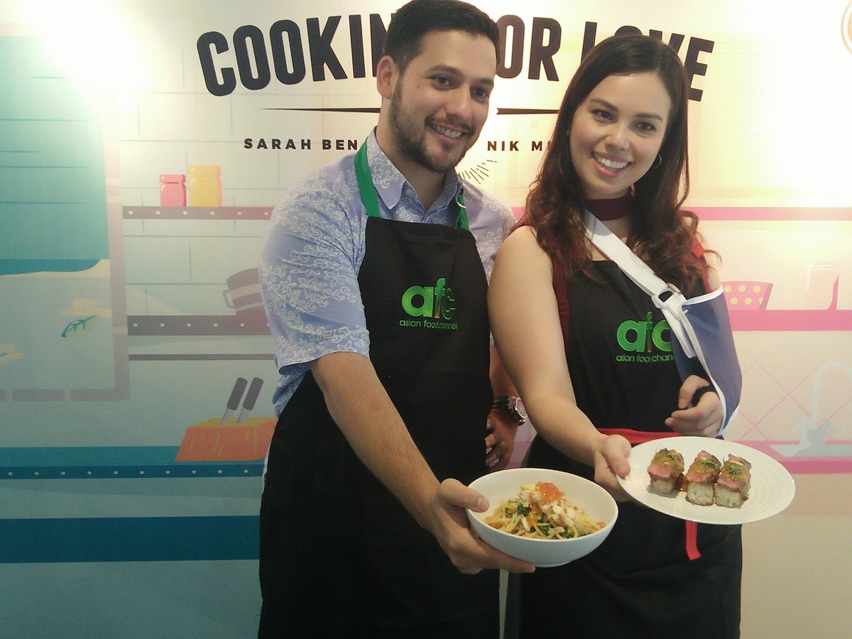 suci_risalah's tweet photo. Happy bgt hari ini bs ketemu chef Nik & Sarah dari #AsianFoodChannel , masak makan aja hari ini #CookingforLove @AsianFoodCh https://t.co/qMMuY5NDHh