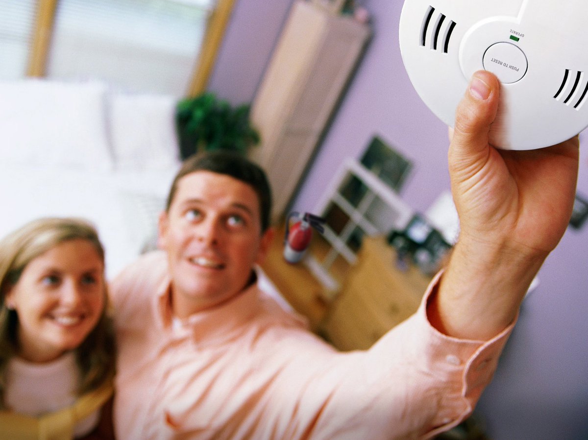Barrie_Fire's tweet photo. Your CO alarm sounds different than your Smoke Alarm.  Know the difference. #COWeek2017 https://t.co/BkUBQWz2OH