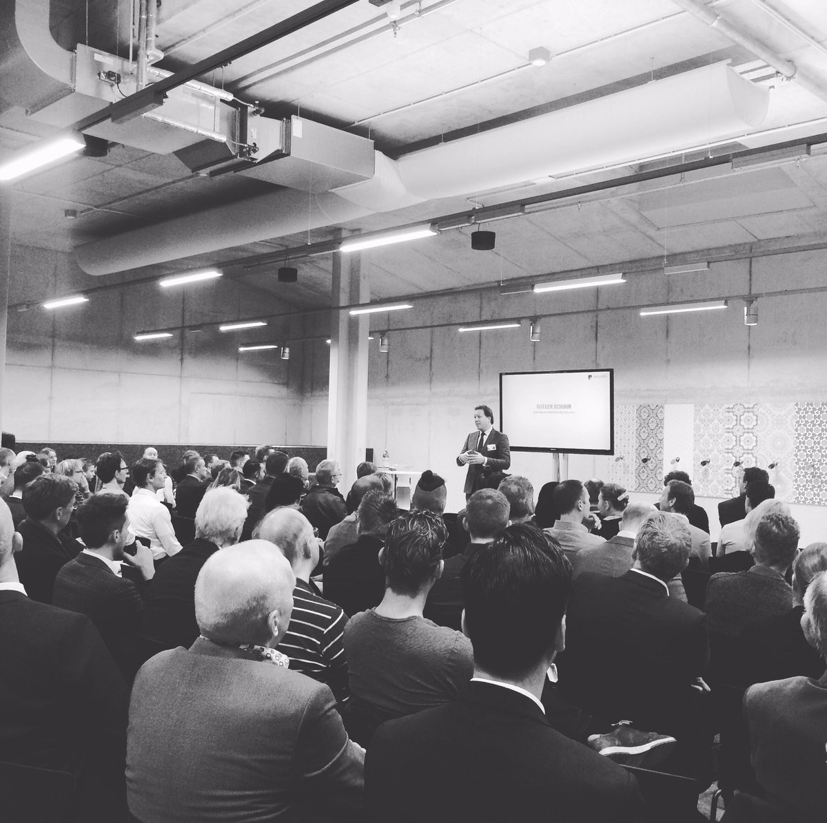 Leeooniee's tweet photo. We zijn van start! Rutger opent CyberLive! #veiligdigitaal https://t.co/kdrBnu13c1