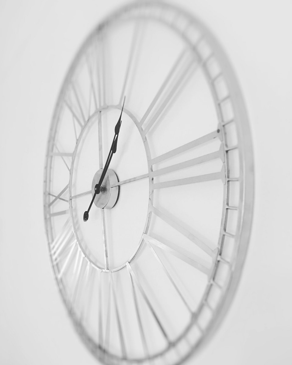 ShukerInteriors's tweet photo. When time is blurred, keep a clear focused mind... 
A statement piece in a large room is always necessary, it can bring a sense of warmth to the space ⏱.
.
#time #interiors #interiorstyling #interiorstylist #propertystyling #propertystylist #homestaging #realestate #estateagent https://t.co/X5bvrKeqJW