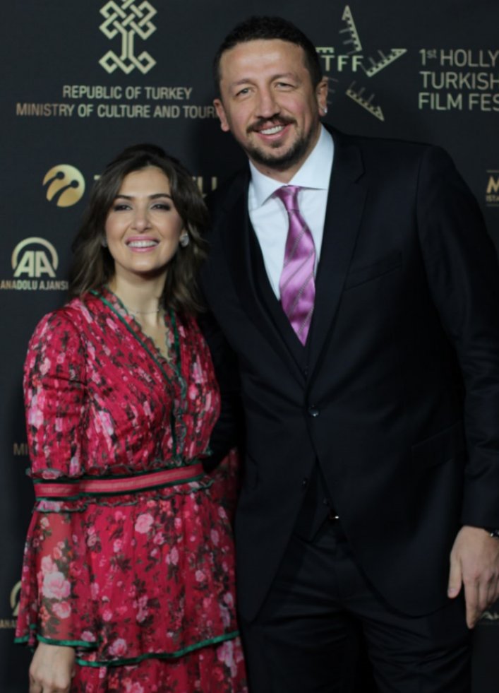 Hidayet Türkoğlu was in the opening night of the <a href="/HTFFESTIVAL/">H.T.F.F</a>.
〰️〰️
Hidayet Türkoğlu <a href="/HTFFESTIVAL/">H.T.F.F</a>'in açılış gecesindeydi.