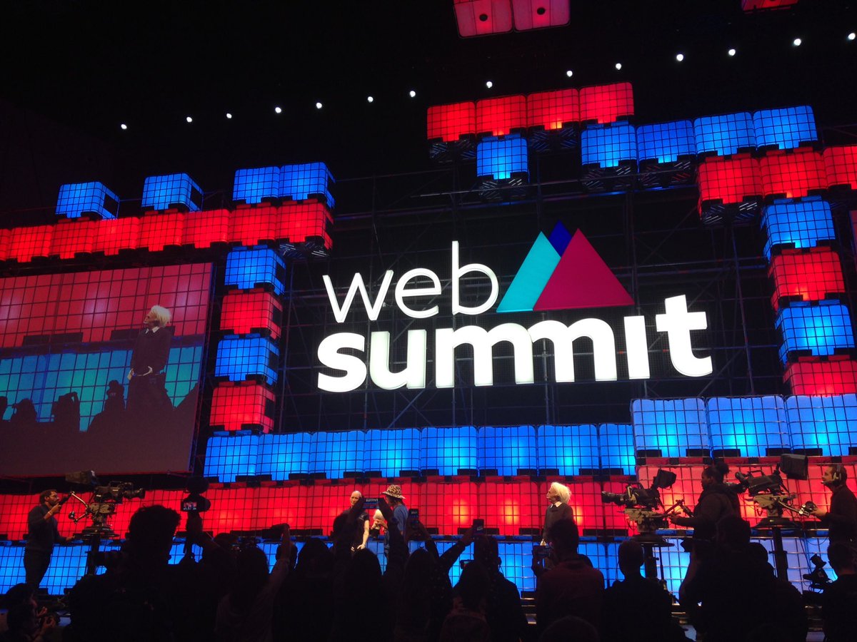 Viafife's tweet photo. #AI Robots #singularity  #websummit2017 the most amazing scene at the central stage @WebSummit @singularity_net https://t.co/hMGiQEOh0P