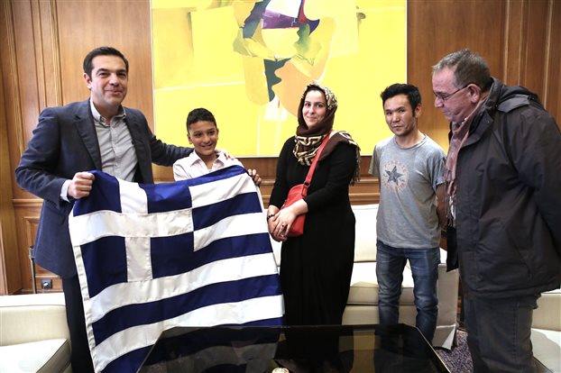 YiorgoStavridis's tweet photo. Έδωσε στον Αμίρ ο Τσίπρας την σημαία, αλλά έστειλε τα παιδιά του στην Σχολή Hill, για να μην έχουν συμμαθητές σαν τον Αμίρ https://t.co/beTnQ00JWZ
