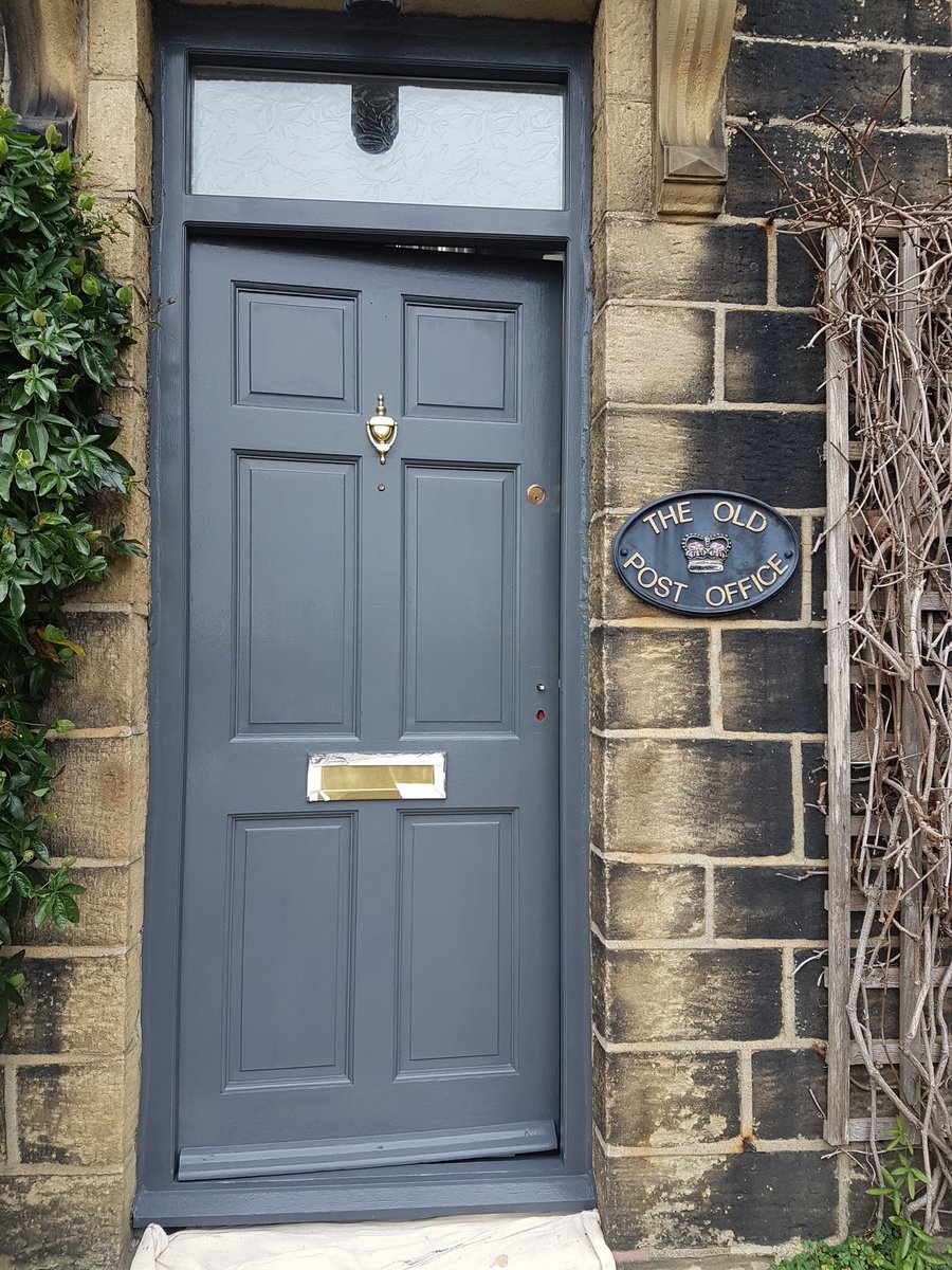 Williams_decor's tweet photo. Front door in bingley taken from stained to black gloss, I used @DuluxDecCentre weathershield system on this! 👍@duluxuk https://t.co/yFcyoluEvj