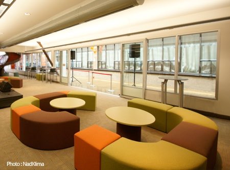 lori_bailey's tweet photo. This university library used Element Lounge pieces by @artopex to create gathering spaces for students.  @businteriors https://t.co/hj0PXvDej7