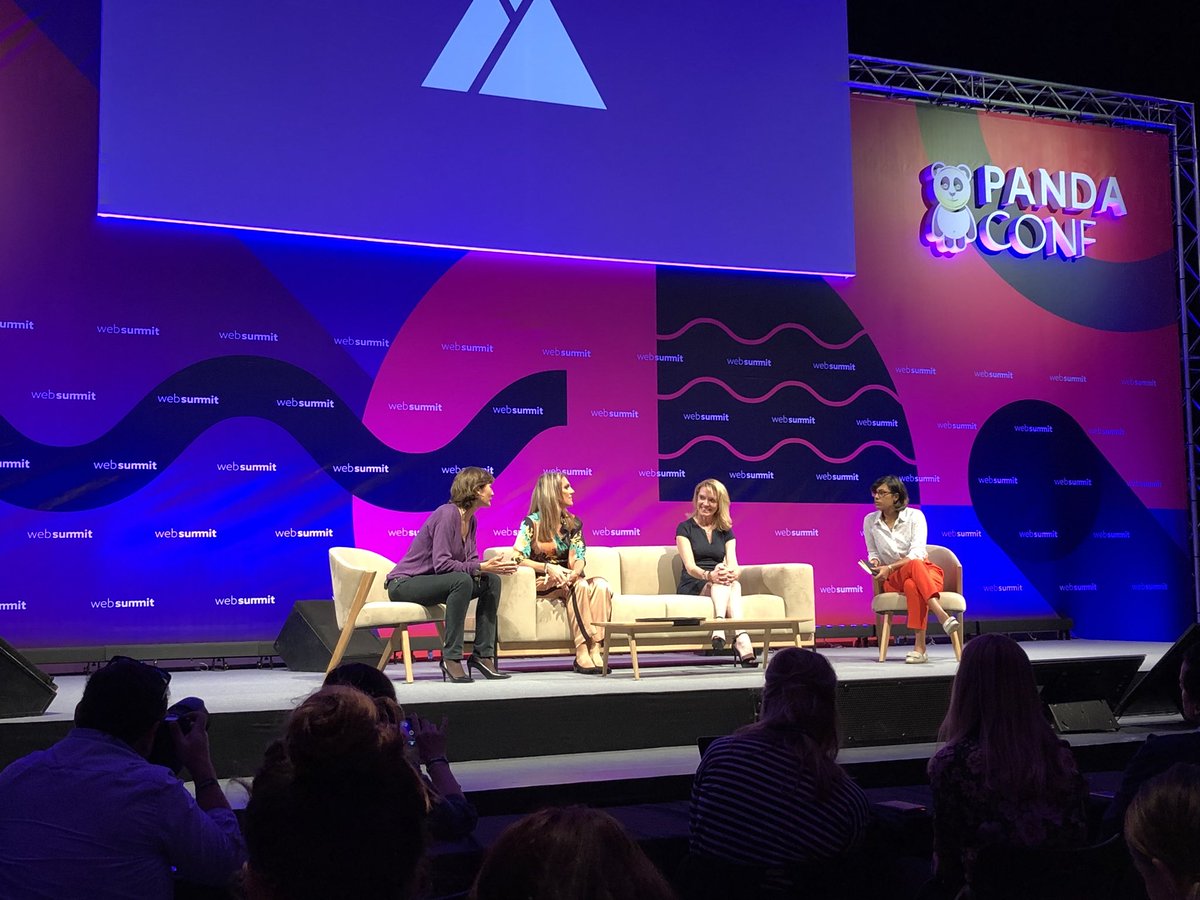 KY_F's tweet photo. @AOC1978 Get data from drivers behavior #AXADrive #WebSummit #AXAatWebSummit #LifeAtAXA @loubabi https://t.co/F1CT5DanWA