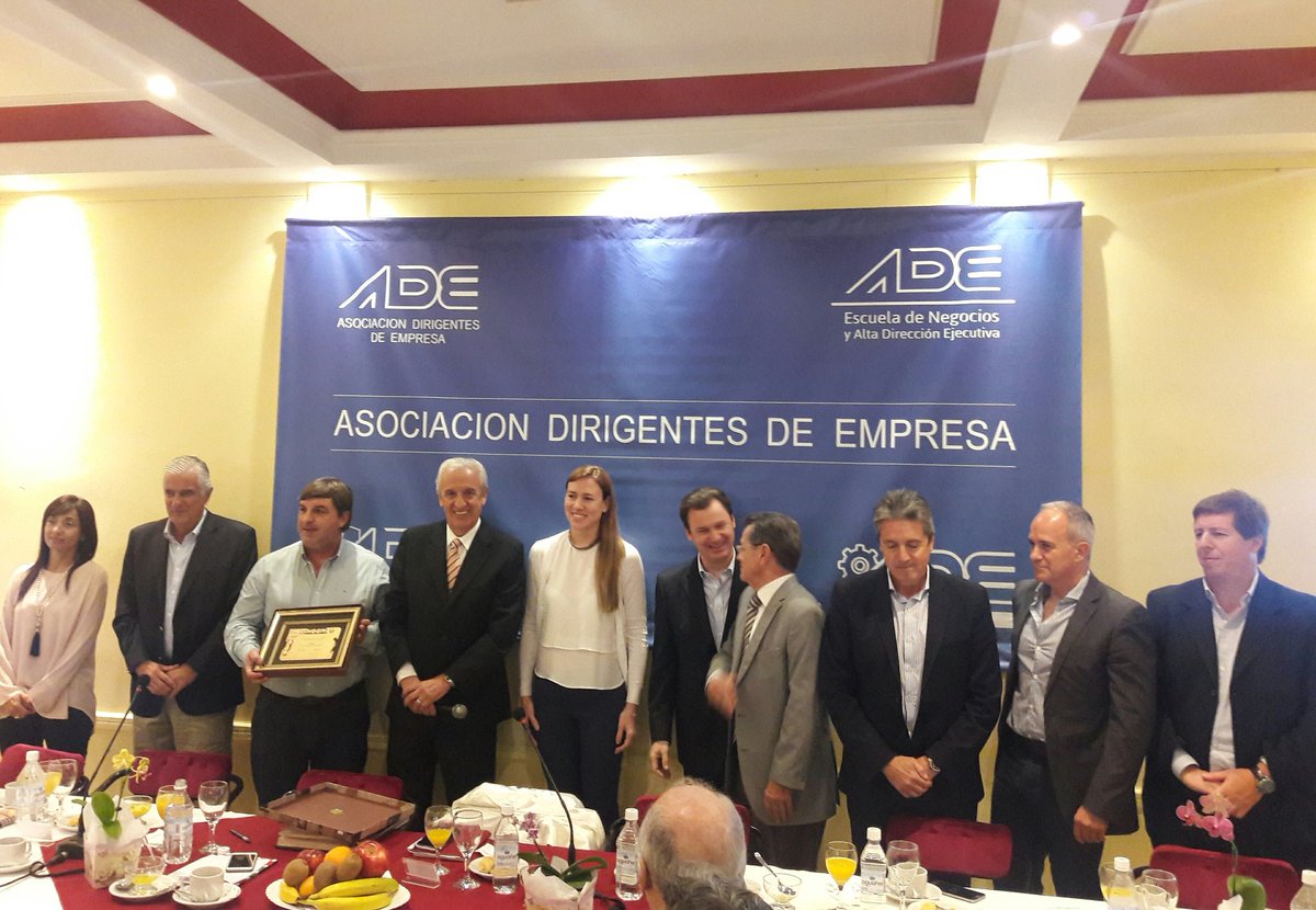 ADEsantafe's tweet photo. Entrega de reconocimento a la trayectoria de Shell en el Puerto de Santa Fe. #ciclodesayunoade #stafe https://t.co/AUYRZtWJrA