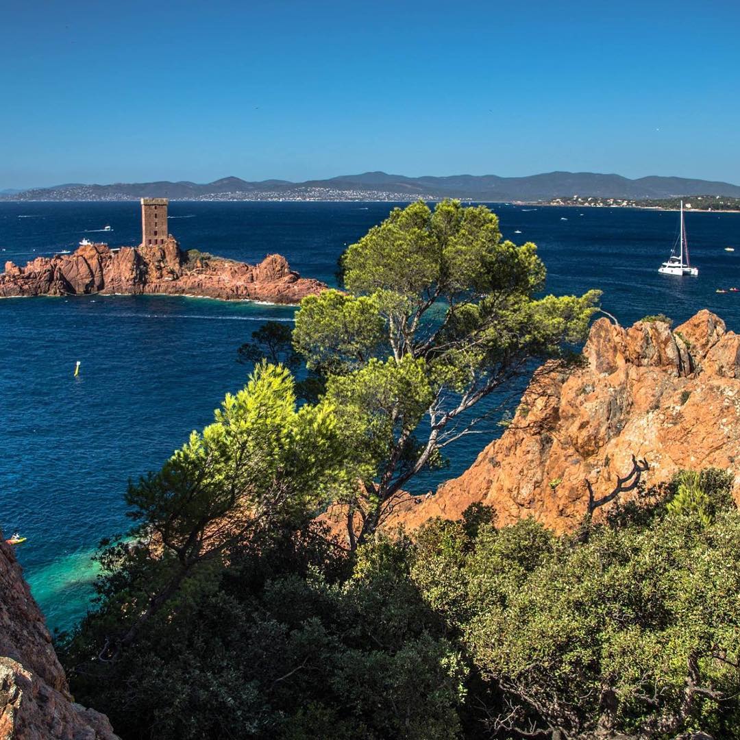 frrivieraguide's tweet photo. Île d'Or, le Dramont. By Gianluigi Festini #frenchriviera #esterel #lesterel #CotedAzurFrance #CotedAzurNow @EsterelCoteAzur https://t.co/fIypcSczUJ