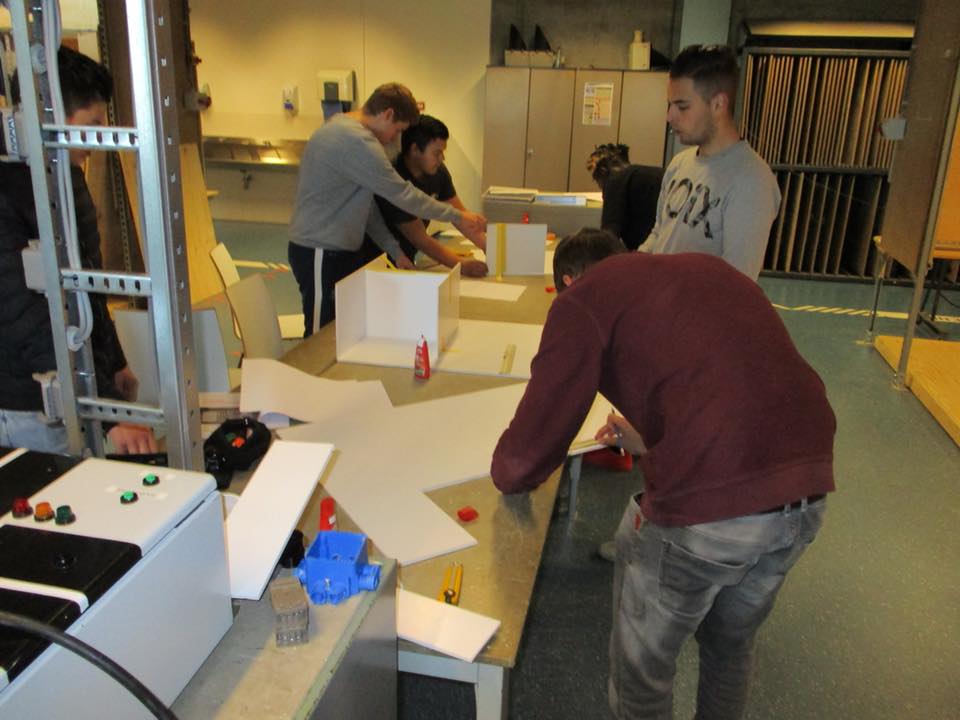 Voorbereiding voor de bouw van de studenthuisvesting keuzedeel Samenwerken in de Bouw. Eerst plattegrond ontwerpen en daarna maquette bouwen