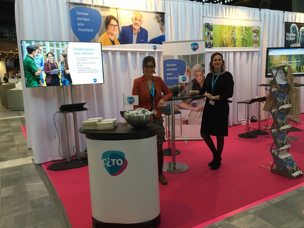 Cito's tweet photo. Joyce Ashmann en Hedy Becks van #Cito staan bezoekers van de #Surfonderwijsdagen graag te woord over Samen Werken aan kwaliteit. #OWD2017. https://t.co/kbXKBiajKd