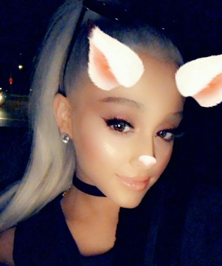 Ajuda_ArianaG's tweet photo. É tanto tiro da Ari que nem sei como estou vivo 

#MPN #ArianaGrandeInstagram https://t.co/uWbWXsmLVf
