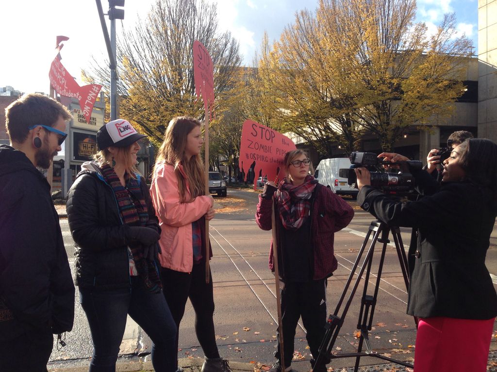 ospirgstudents's tweet photo. Students joined @350Eugene @nolngexports + others in calling on @OregonGovBrown to #DefendOurRivers and #StopThePipeline last Friday at EQC https://t.co/BLzKczOWFc