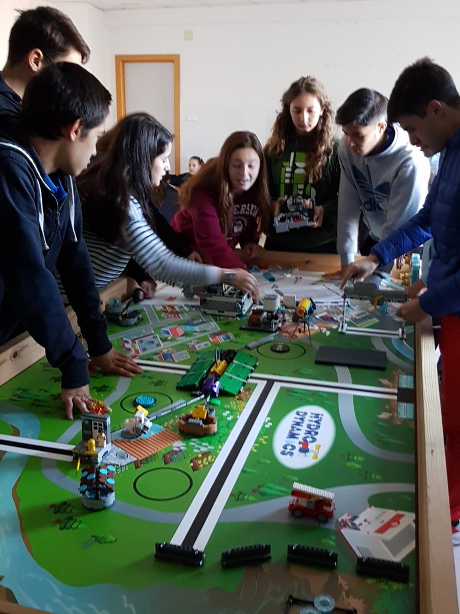 TAULEGO's tweet image. Después de acabar los proyectos científicos, primeros entrenamientos con el robot @FLLSpain @UPVCampusAlcoy #fllhydrodynamics