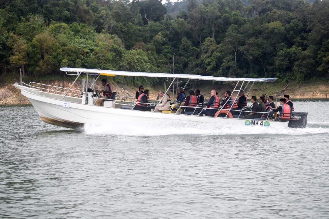 BelumRainforest's tweet photo. Following a WWF conservation summit, HRH enjoys a narrated boat tour around Temenggor Lake with The Sultan of Perak. #BelumRainforestResort https://t.co/Y2xDTHeOYO