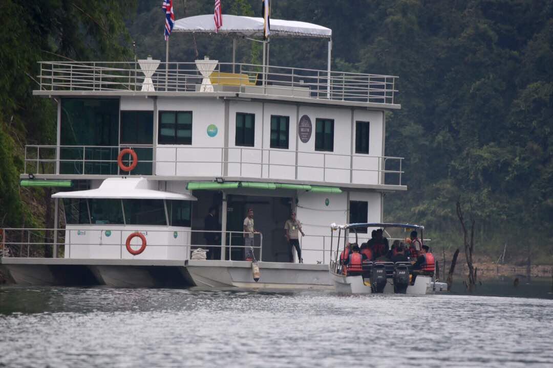 BelumRainforest's tweet photo. Following a WWF conservation summit, HRH enjoys a narrated boat tour around Temenggor Lake with The Sultan of Perak. #BelumRainforestResort https://t.co/Y2xDTHeOYO