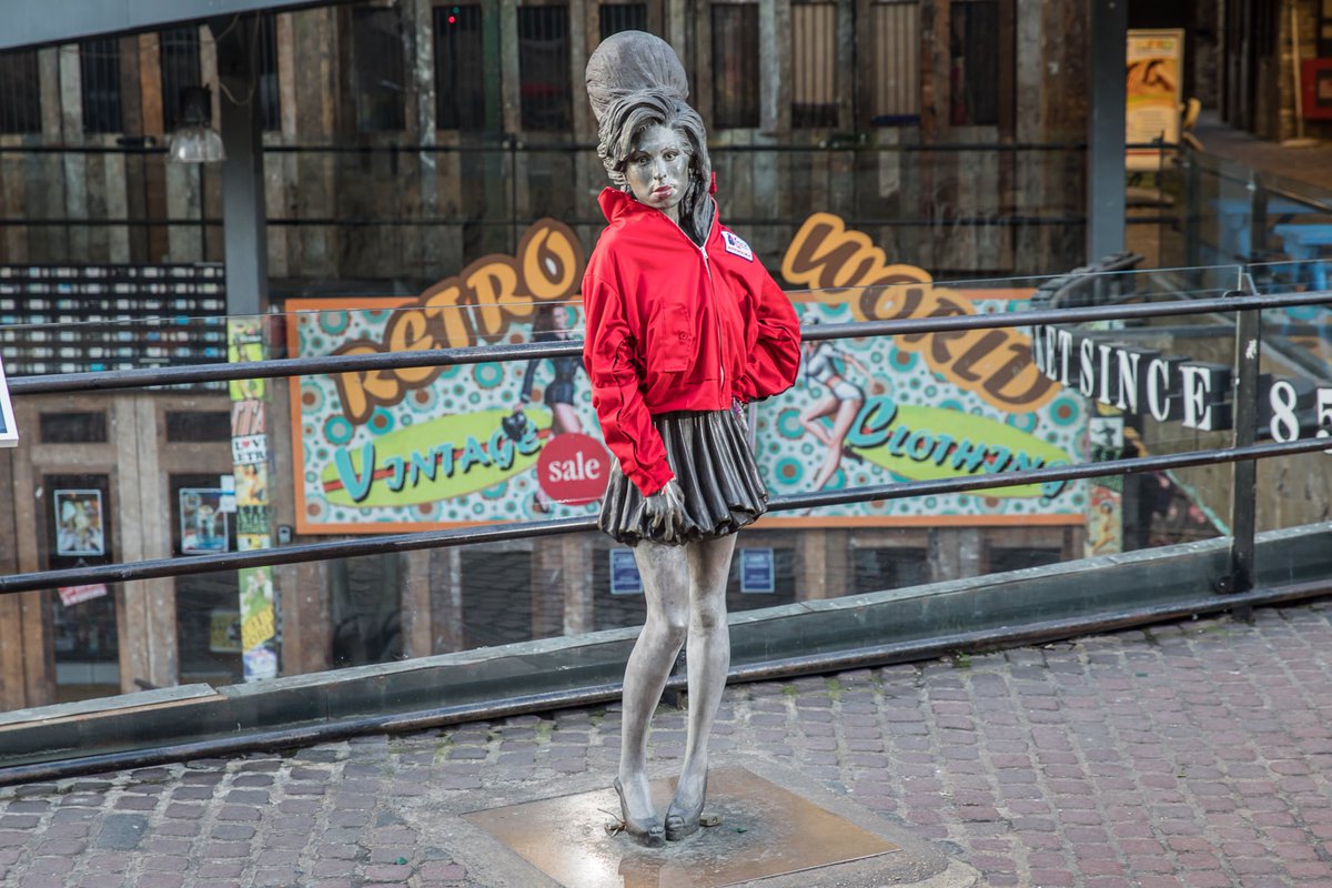 jane_winehouse's tweet photo. Amy’s statue is all dressed up in readiness for #WrapUpLondon #AmyWinehouse https://t.co/AgiemJggTj