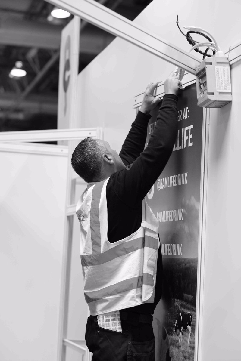 Showlite's tweet photo. Image is everything. Read #Showlite blog post by photographer David Edwards @BugBond #brand #image #showlitehero https://t.co/DUezHgzieS https://t.co/KCqUzK59bw