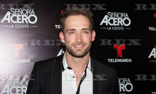 VenenoAnonimo_'s tweet photo. El guapisimo actor @mauriciohenao en la alfombra roja de @SraAcero 😍 #1 https://t.co/TxPzpEfgL5