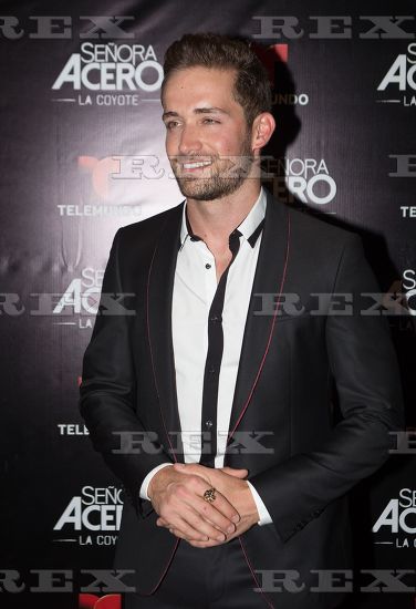 El guapisimo actor <a href="/mauriciohenao/">MAURICIO HENAO</a> en la alfombra roja de <a href="/SraAcero/">Señora Acero</a> 😍 #1