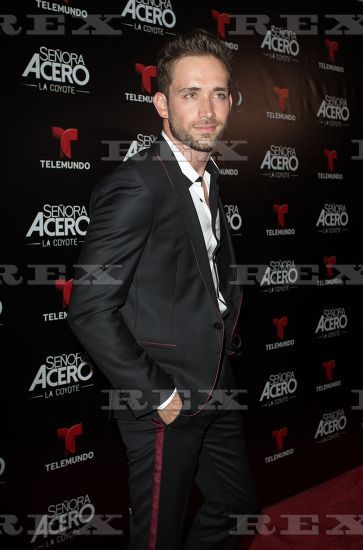 El guapisimo actor <a href="/mauriciohenao/">MAURICIO HENAO</a> en la alfombra roja de <a href="/SraAcero/">Señora Acero</a> 😍 #2