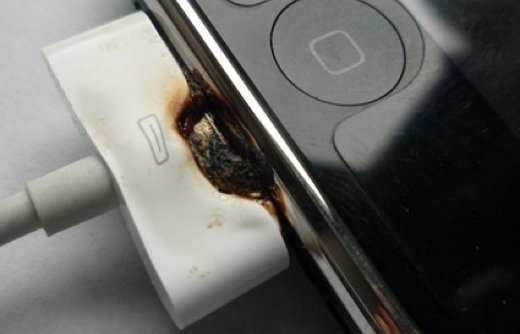 DolmansCD's tweet photo. Laad uw telefoon/tablet nooit ’s nachts op! Als het apparaat vol is en nog aan de oplader zit kan deze oververhit raken en brand veroorzaken https://t.co/cVpK58MJVx