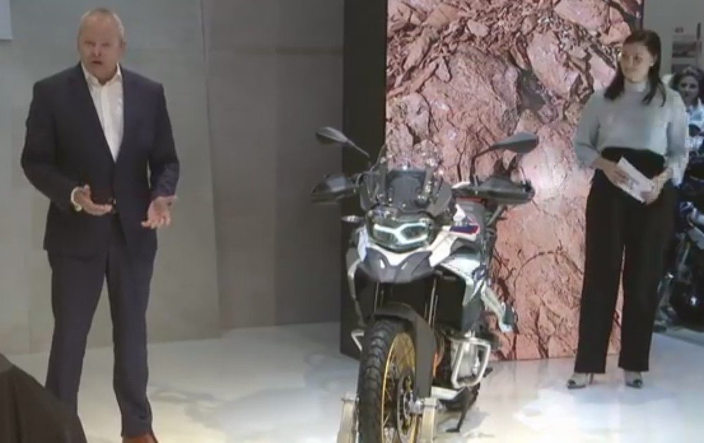 Salão de Milão 2017 começa com BMW lançando seu primeiro scooter de baixa cilindrada, o C 400 X glo.bo/2zDeRuE #AutoEsporte #G1