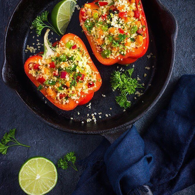 Zin in een gezonde maaltijd vanavond! Bestel onze gevulde rode paprika met couscoussalade, peterselie, rode ui, feta, limoen &amp; radijs voor …