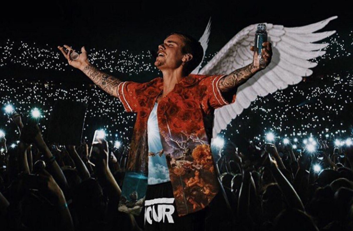estherthecutie_'s tweet photo. dad's got ALL his Beliebers under his wing https://t.co/MvxQJ0TKPy