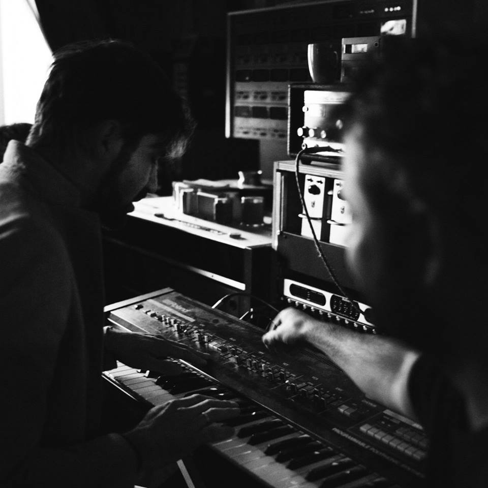grenswerkvenlo's tweet photo. Vrijdag presenteert @graefmusic hun debuutalbum 'How To Play The Sound Of Time’ bij ons in de zaal. Zie je daar? https://t.co/YIaR7PuGGe