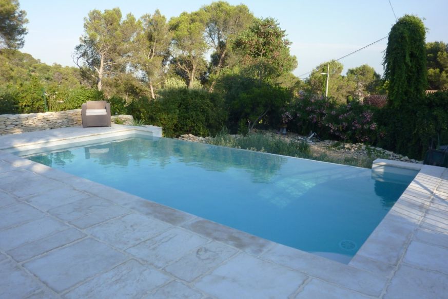 Très belle piscine à débordement réalisée par Les Mas du Midi. buildiz.fr/293-realisatio… 👌