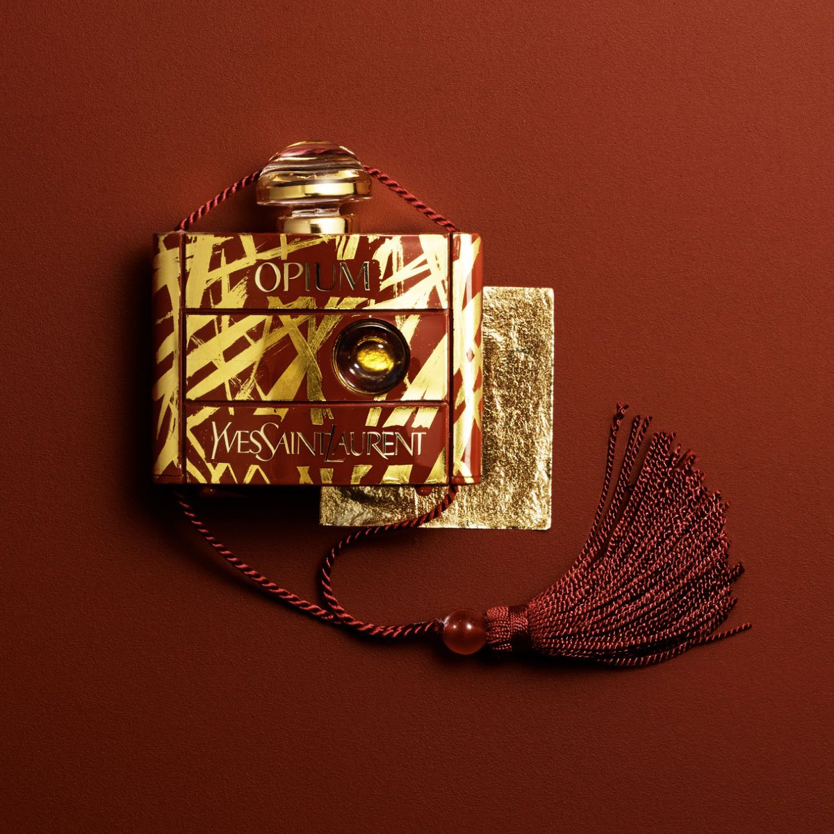 agentdartisans's tweet photo. Yves Laurent Beauté has called on artist and gilder Manuela @mpaulcavallier to transform the bottle of its iconic “Opium” fragrance. https://t.co/NYfFonsaxS