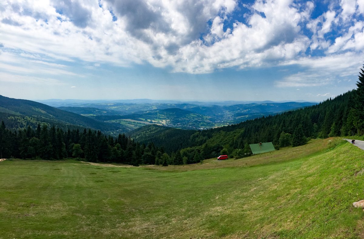 Lifeinclouds1's tweet photo. Dvoracky a svunecni svit presne na #rokytnicenadjizerou #Czechia #lifeinclouds https://t.co/hXwMDEfHkk