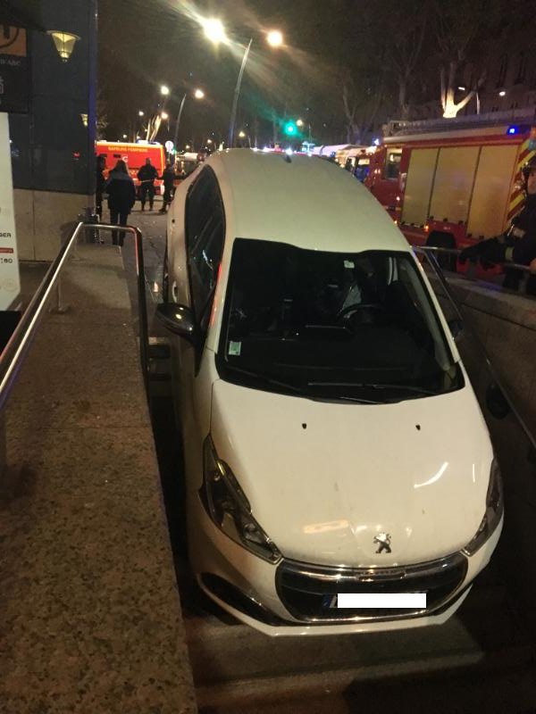 sdis31officiel's tweet photo. #Insolite Une dame confond à #Toulouse parking souterrain et entrée de métro. Les #SapeursPompiers à la rescousse #SP #SDIS https://t.co/D63cpedndT
