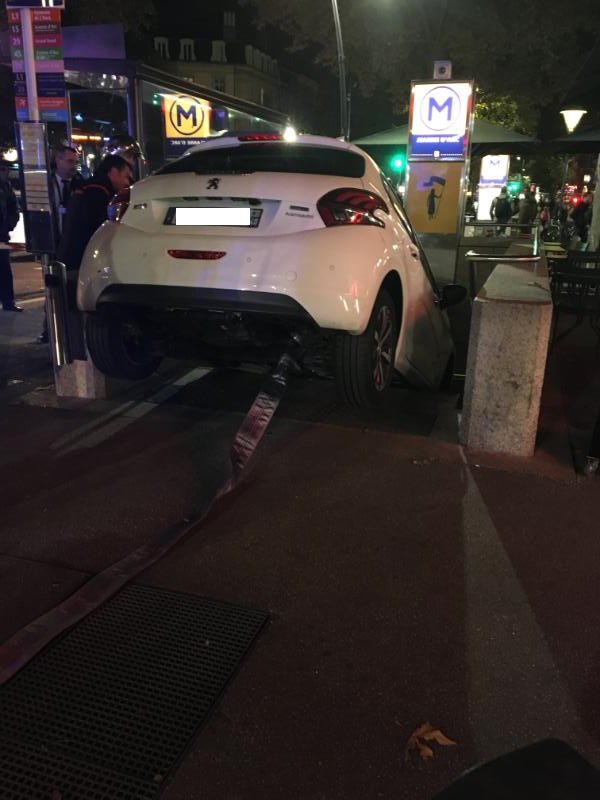 sdis31officiel's tweet photo. #Insolite Une dame confond à #Toulouse parking souterrain et entrée de métro. Les #SapeursPompiers à la rescousse #SP #SDIS https://t.co/D63cpedndT