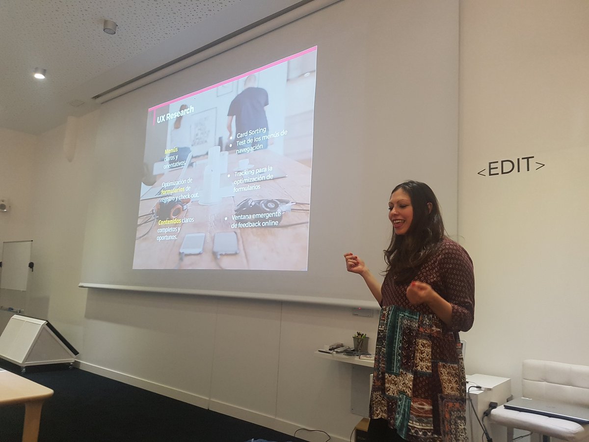 assoritam's tweet photo. @verotraynor nos habla de #ResearchUX los métodos y la genial experiencia que tiene. @punto_lab https://t.co/rZYF7ubui6