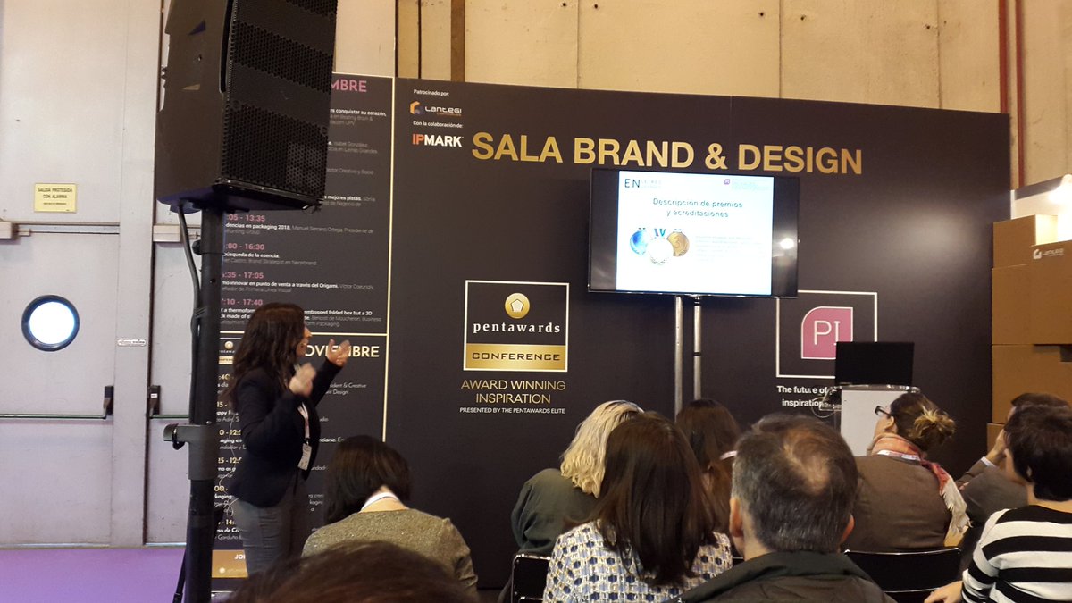 mediospymes's tweet photo. @IsabelGSonline de @mediospymes está explicando en #Empack cómo seducir a través del envase #copywriting https://t.co/qV4erRznMV