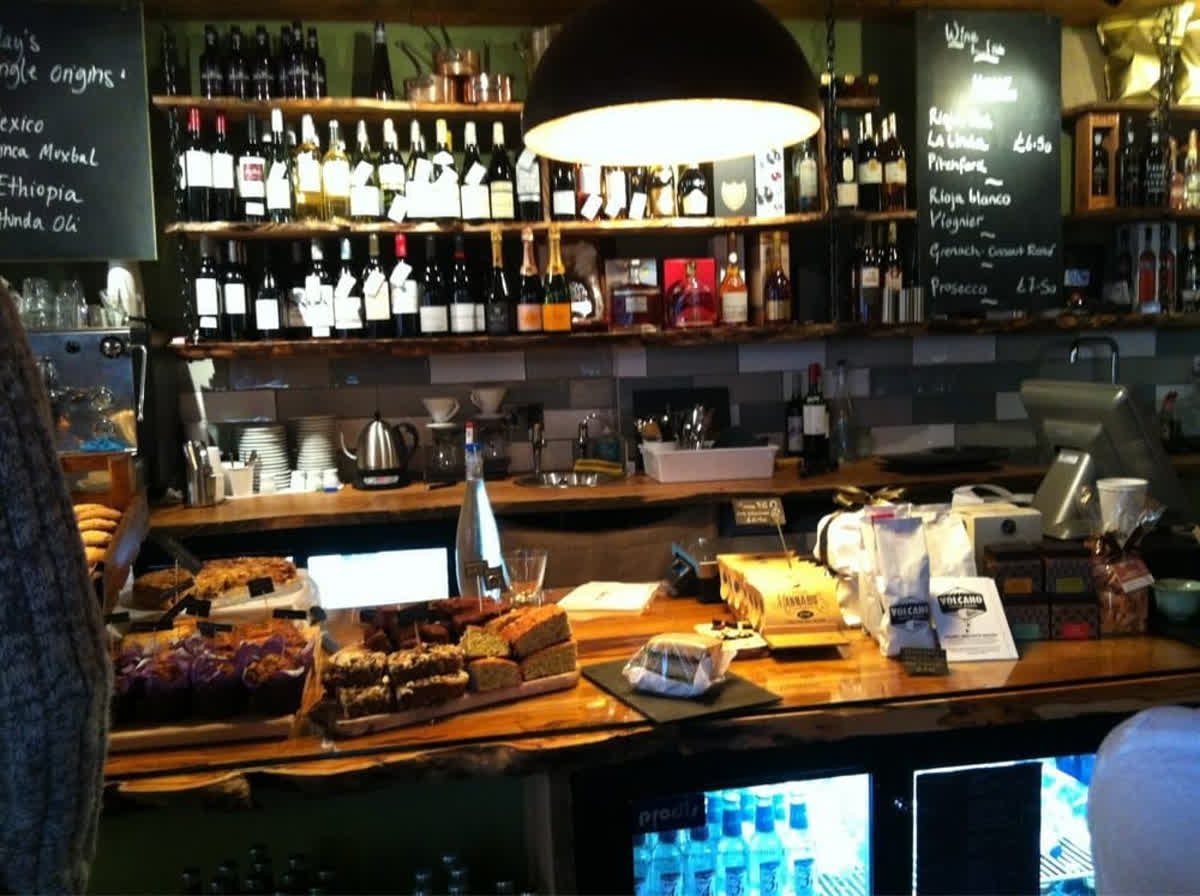ShapeRealEstate's tweet photo. @BStreetDeliLDN in #Bermondsey is open late every evening. Perfect for a glass after work? #drinkingout #SE1 https://t.co/JZSUPoY9Xh https://t.co/8jOGDXQz1m