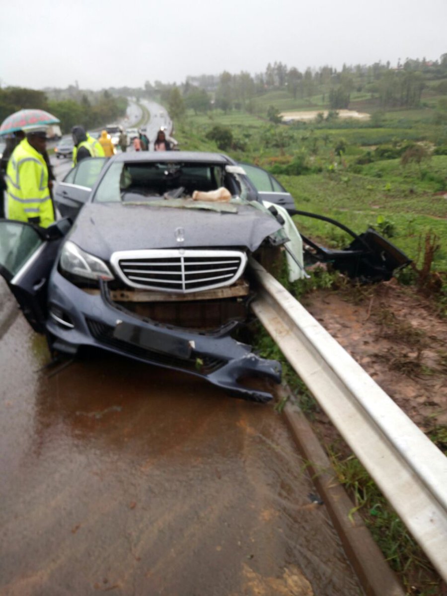 eriknjoka's tweet photo. Guard rails either crumble, or toss you back to the road on impact. We are so negligent as a society, and this could happen to you someday #FixTheBroken https://t.co/AYHlazRhRM