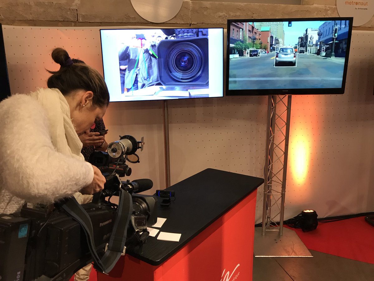 fabricecollaro's tweet photo. Tournage intelligence artificielle et reconnaissance images #Inria #deepomatic https://t.co/UzZr35opqw