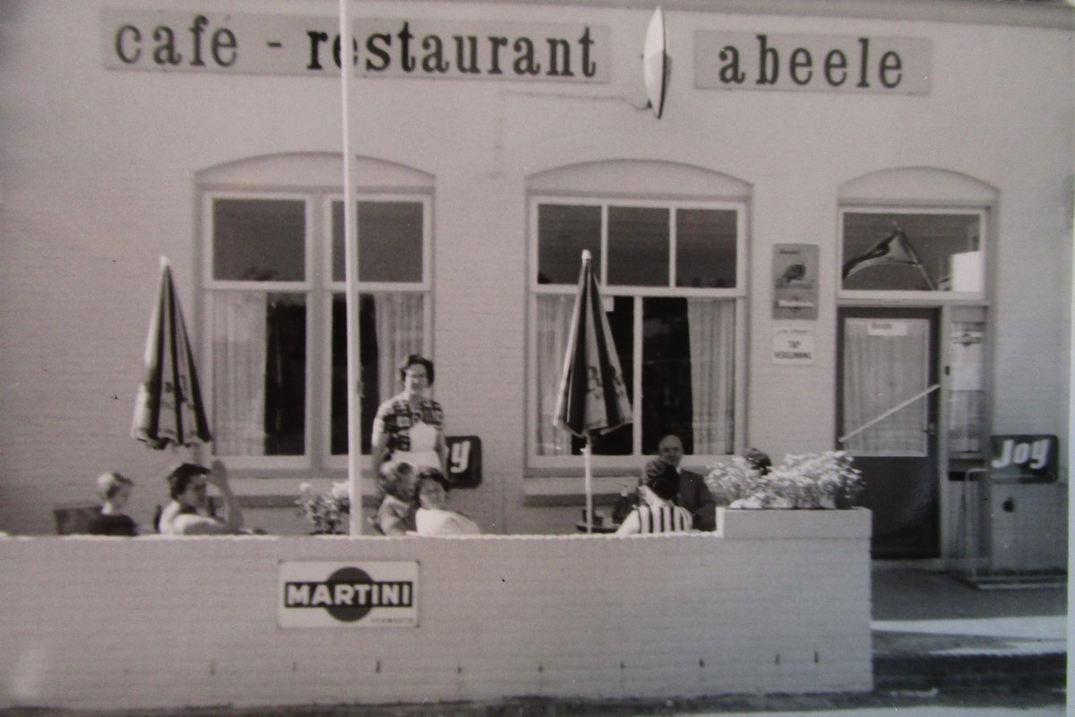 Middelburgdronk's tweet photo. Gemaakt met een Agfa Clack dan ook nog. #Abeele #Middelburg #Horeca #Geschiedenis #1963 https://t.co/sA1hSrkdoa