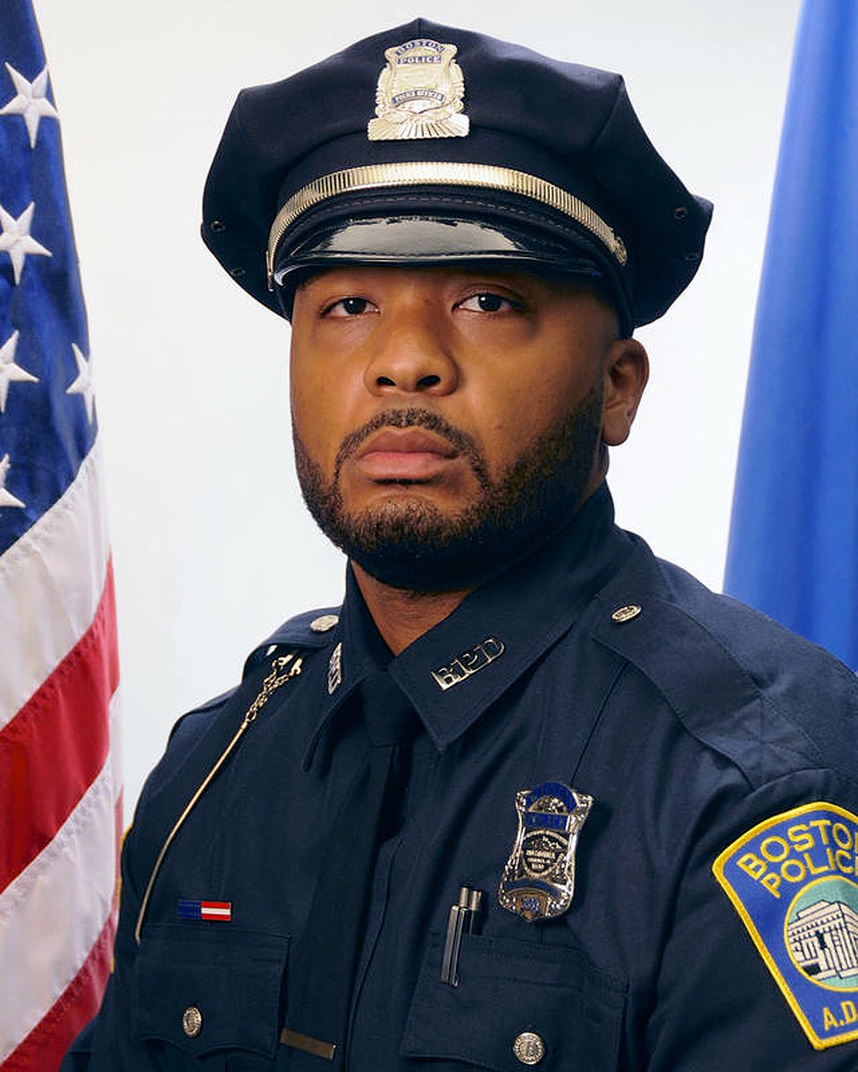 This former LEO needs our support!NEVER FORGOTTEN! In memory of Officer Dennis “DJ” Simmonds. lasellalumni.org/s/61/16/index.…